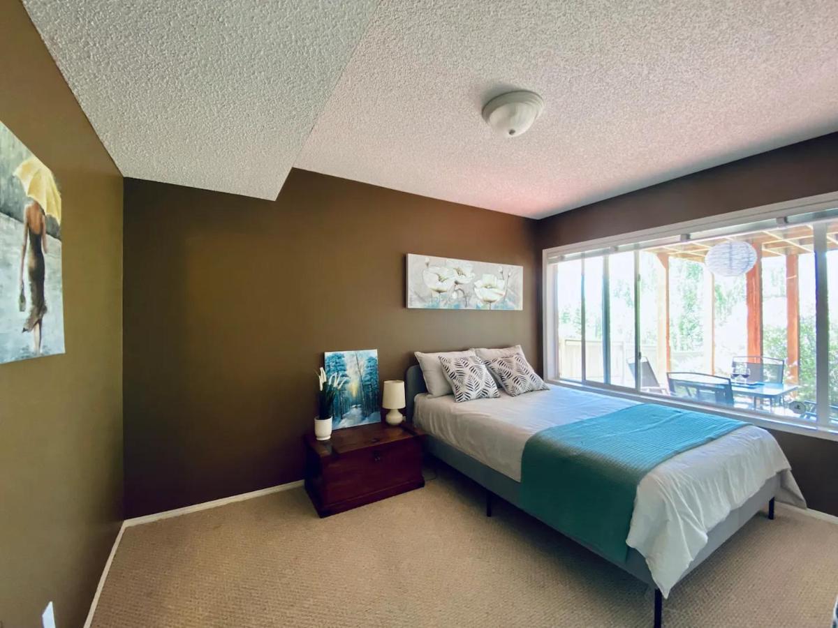 Private, Spacious, & Bright Home Calgary Luaran gambar
