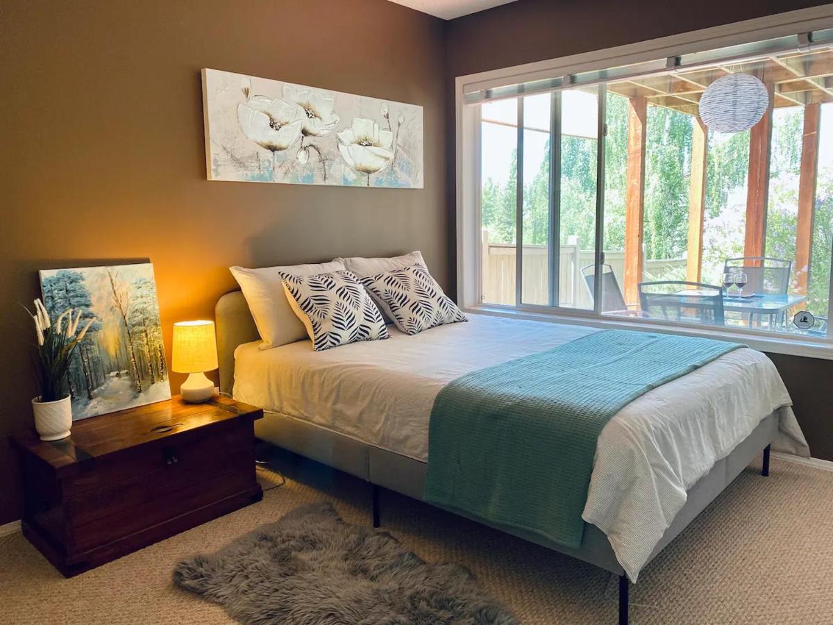 Private, Spacious, & Bright Home Calgary Luaran gambar