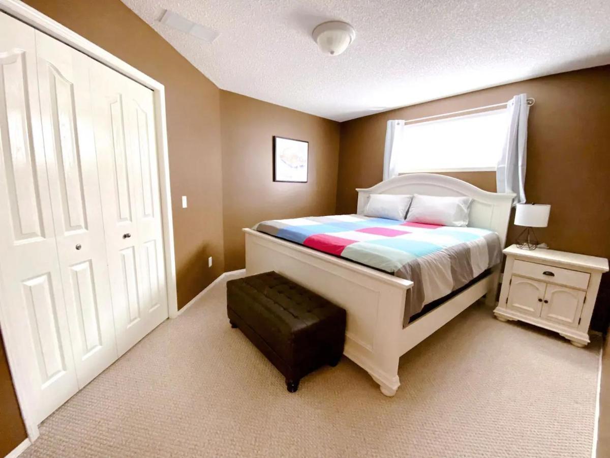 Private, Spacious, & Bright Home Calgary Luaran gambar