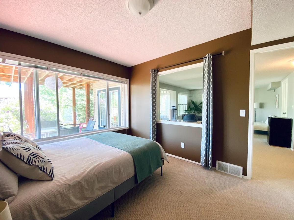 Private, Spacious, & Bright Home Calgary Luaran gambar