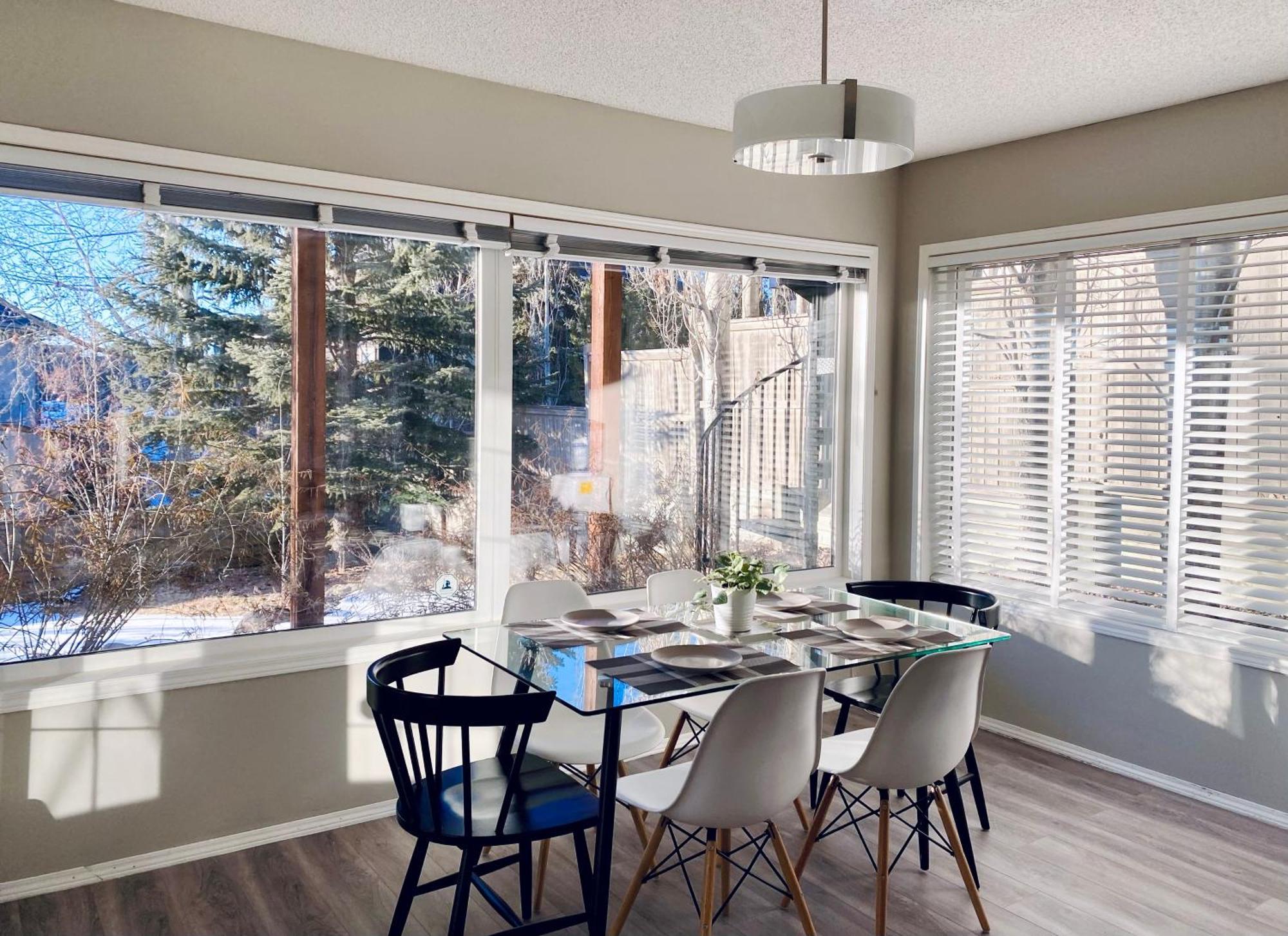 Private, Spacious, & Bright Home Calgary Luaran gambar