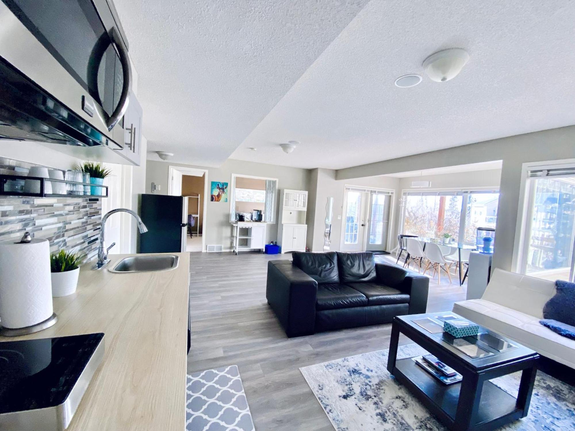 Private, Spacious, & Bright Home Calgary Luaran gambar