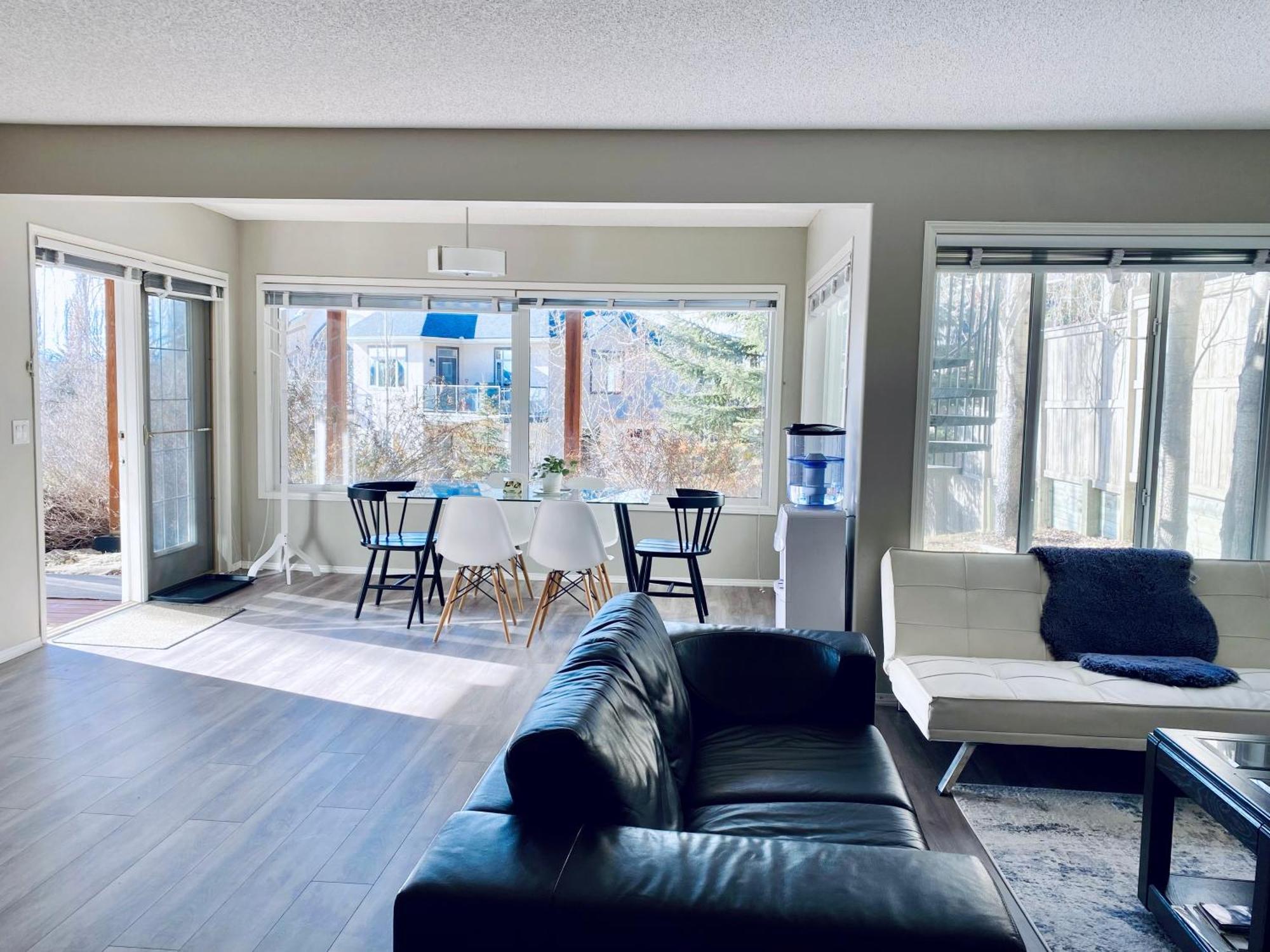 Private, Spacious, & Bright Home Calgary Luaran gambar